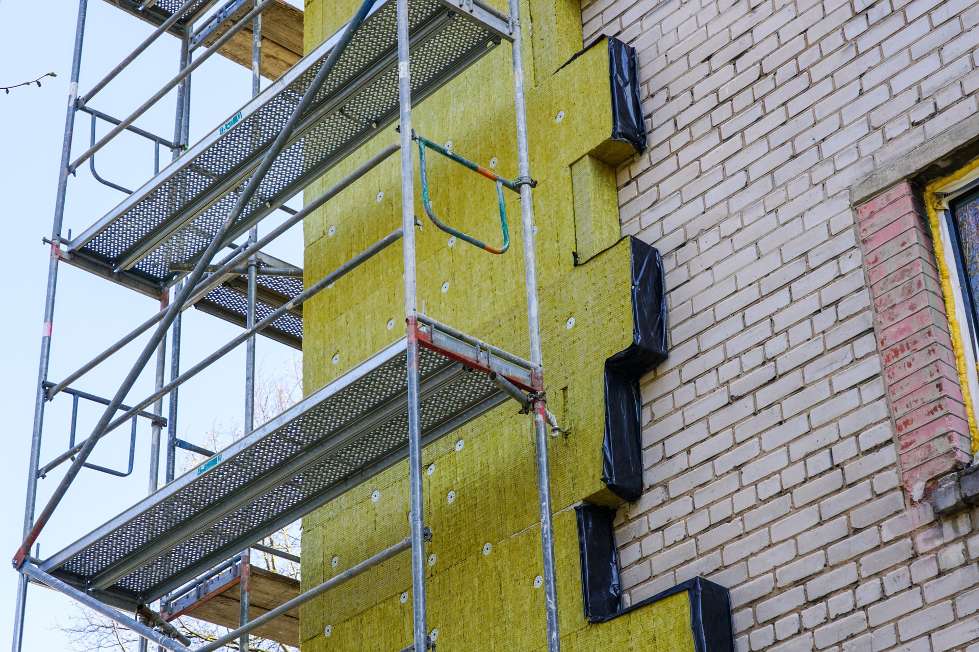 Isolation thermique de la façade d’un immeuble d’habitation avec d’épaisses dalles de laine minérale